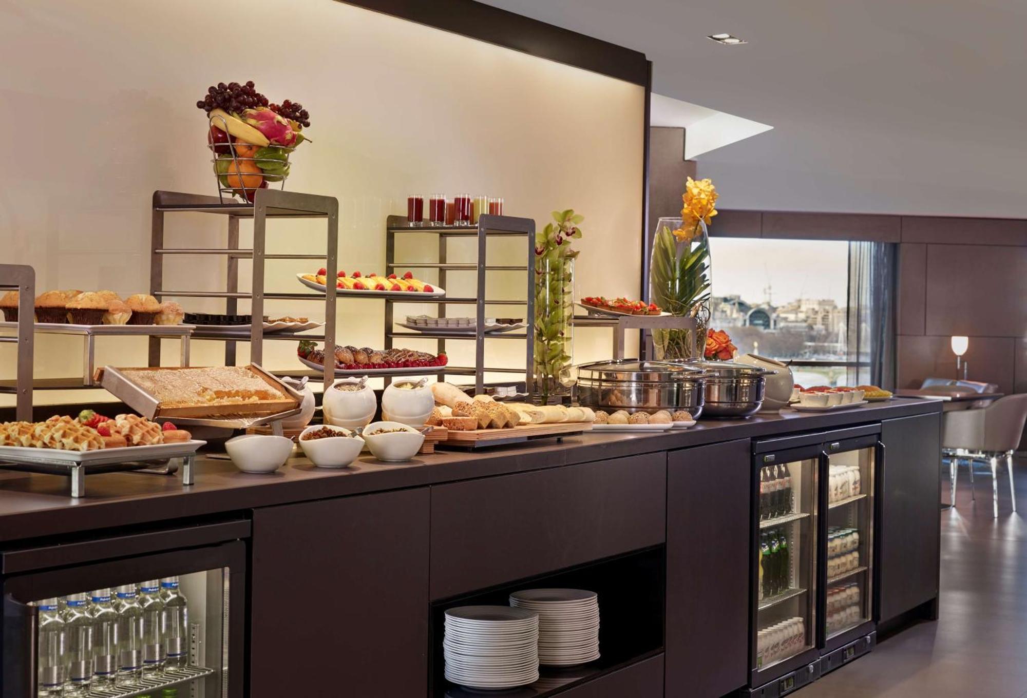 Park Plaza London Riverbank Exterior photo Breakfast buffet at the Club